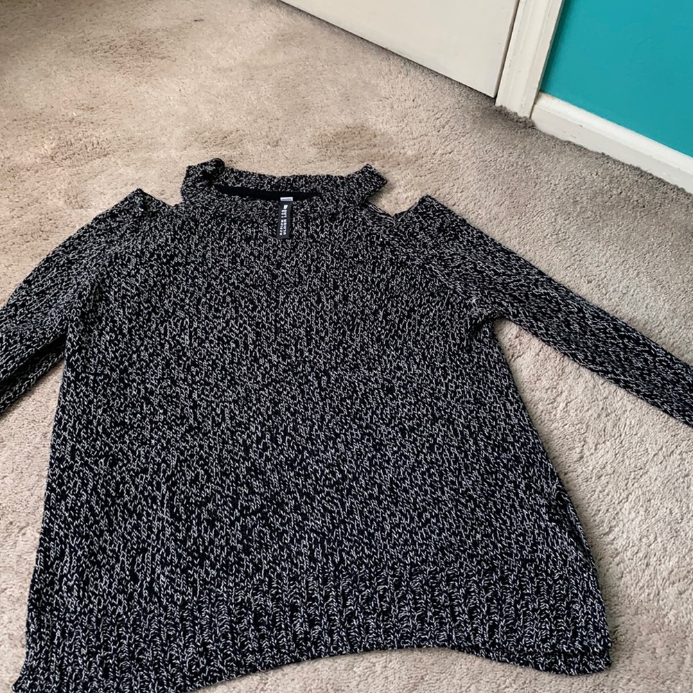 Design Lab Large cold shoulder sweater